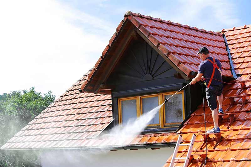 Nettoyage toiture - PROCHIRA ROOFING FAÇADE artisan toiturier couvreur en Belgique : nettoyage, démoussage, traitement anti-mousse toiture. Application d’un revêtement peinture hydrofuge coloré de toit intervention en BELGIQUE: région Flamande, Wallonne et Bruxelles….